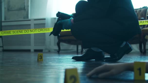 Inspektör som samlar bevis på en brottsplats. Kriminaltekniska specialister gör expertis hemma hos en död person. Brottsutredning utförd av polis. — Stockvideo