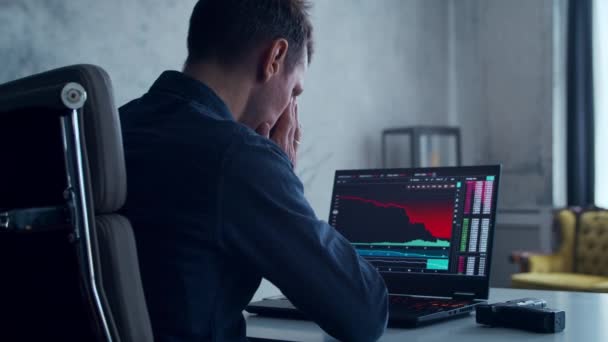 Cryptocurrency Trader at his Workplace in front of a Computer. Man Commits Suicide. Laptop Monitor with Stock Correction Chart. Business, Stock and Crypto Trading Concept. — Stock Video