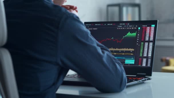 Торговець криптовалютою на своєму робочому місці перед комп'ютером. Laptop Monitor з Stock Profit Chart. Бізнес, фондова і криптографічна концепції. — стокове відео