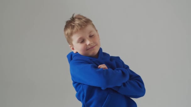 Portret Uśmiechniętego Chłopca Niebieskiej Koszulce Dzieciak Studiu Szarym Tle — Wideo stockowe