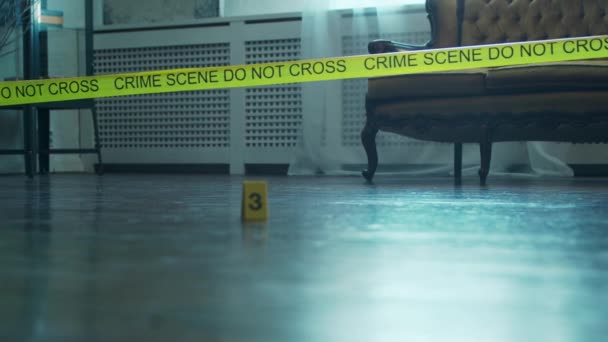 Closeup of a Crime Scene in a Deceased Persons Home. Homem morto, Linha da Polícia, pistas e provas. Assassino em série e conceito de investigação de detetive. — Vídeo de Stock