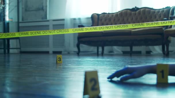 Detetive a recolher provas numa cena de crime. Especialistas forenses fazendo especialização em casa de uma pessoa morta. Investigação de Homicídios por Policial. — Vídeo de Stock
