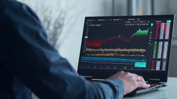 Cryptocurrency Trader en su lugar de trabajo frente a una computadora. Monitor de computadora portátil con gráfico de ganancias de stock. Concepto de Comercio de Negocios, Acciones y Crypto. — Vídeo de stock