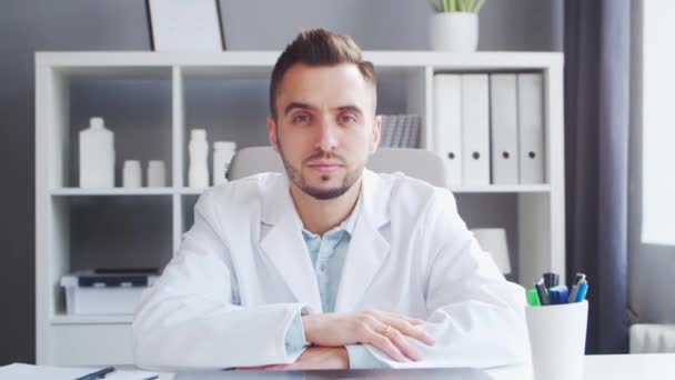 Doctor Works in the Medical Office. Workplace of a Professional Therapist in a Hospital or Clinic. Healthcare and Medicine Concept. — Vídeo de stock