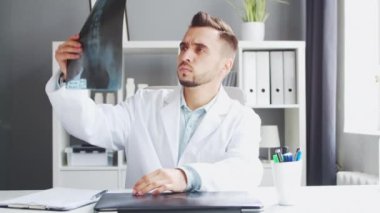 Doktor muayenehanede çalışıyor. Bir hastanede ya da klinikte profesyonel bir terapistin işyeri. Sağlık ve Tıp Konsepti.