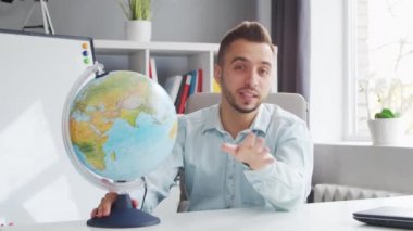 Genç Öğretmen evde bilgisayarın önünde otururken çevrimiçi ders veriyor. Okul Dersleri Öğretmeni 'nin İş Yeri. Uzaktan Eğitim ve Öğrenim Konsepti.