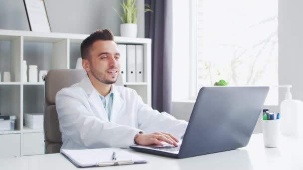 El doctor trabaja en la oficina médica. Lugar de trabajo de un terapeuta profesional en un hospital o clínica. Concepto de Salud y Medicina. — Vídeos de Stock