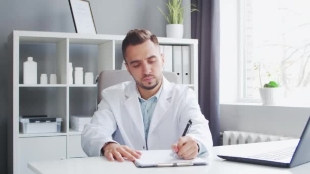 El doctor trabaja en la oficina médica. Lugar de trabajo de un terapeuta profesional en un hospital o clínica. Concepto de Salud y Medicina. — Vídeos de Stock