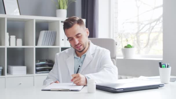 El doctor trabaja en la oficina médica. Lugar de trabajo de un terapeuta profesional en un hospital o clínica. Concepto de Salud y Medicina. — Vídeos de Stock