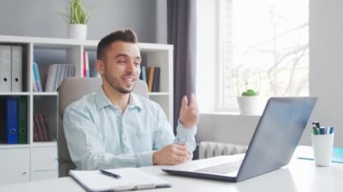 Genç Öğretmen evde bilgisayarın önünde otururken çevrimiçi ders veriyor. Profesyonel Okul Dersleri Öğretmeni 'nin İş Yeri. Uzaktan Eğitim ve Öğrenim Konsepti.