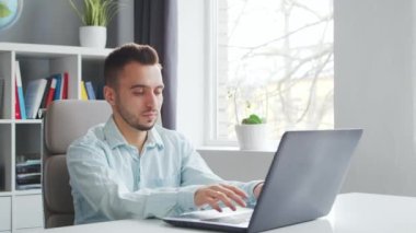Genç Öğretmen evde bilgisayarın önünde otururken çevrimiçi ders veriyor. Profesyonel Okul Dersleri Öğretmeni 'nin İş Yeri. Uzaktan Eğitim ve Öğrenim Konsepti.