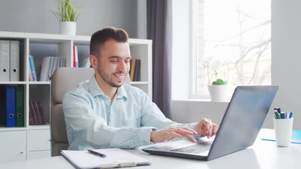 Young Man Trabaja Sentado Frente Una Computadora Casa Lugar Trabajo — Vídeos de Stock