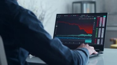 Kripto Para Tüccarı iş yerinde bir bilgisayarın önünde. Hisse Düzeltme Çizelgesi ile birlikte dizüstü bilgisayar monitörü. İş, Borsa ve Kripto Ticareti Konsepti.