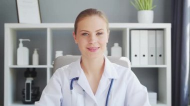 Doktor muayenehanede çalışıyor. Beyaz Önlüklü Kadın. Bir hastanede ya da klinikte profesyonel bir kadın terapistin işyeri. Sağlık ve Tıp Konsepti.