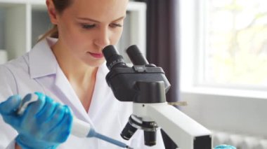 Kadın doktor, ekipman ve teknolojileri kullanarak modern bir bilim laboratuarında çalışıyor. Bilim adamı araştırma yapar ve yeni aşılar geliştirir. Bilim ve sağlık konsepti.