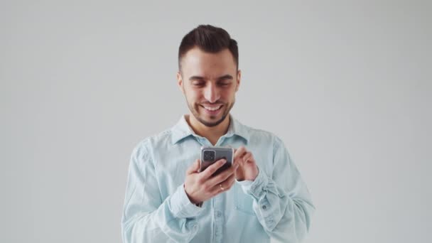 Young Caucasian Brunet Bearded Man Smartphone Device Looking Camera Light — 비디오