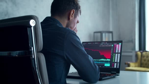 Criptomoeda Trader Seu Local Trabalho Frente Computador Monitor Laptop Com — Vídeo de Stock