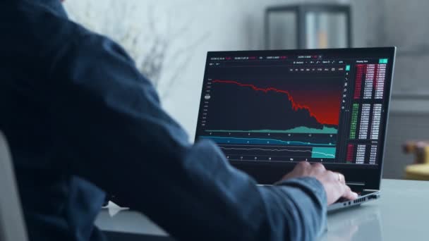Cryptocurrency Trader Työpaikallaan Tietokoneen Edessä Kannettava Tietokone Monitor Stock Korjaus — kuvapankkivideo
