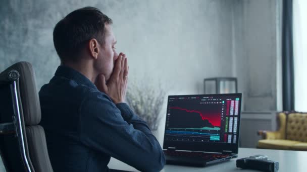 Cryptocurrency Trader His Workplace Front Computer Man Commits Suicide Laptop — Stock Video