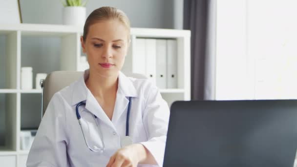 医務室で働いている 白いコートの女 病院やクリニックにおける専門的な女性セラピストの職場 医療の概念 — ストック動画