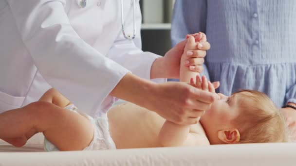 Dottore Lavora Nell Ufficio Medico Donna Cappotto Bianco Luogo Lavoro — Video Stock