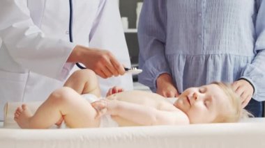 Doktor muayenehanede çalışıyor. Beyaz Önlüklü Kadın. Bir hastanede ya da klinikte profesyonel bir kadın terapistin işyeri. Sağlık ve Tıp Konsepti.