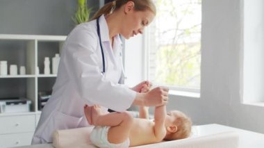 Doktor muayenehanede çalışıyor. Beyaz Önlüklü Kadın. Bir hastanede ya da klinikte profesyonel bir kadın terapistin işyeri. Sağlık ve Tıp Konsepti.