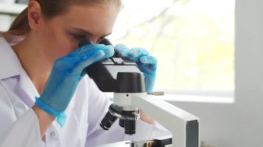 Kadın doktor, ekipman ve teknolojileri kullanarak modern bir bilim laboratuarında çalışıyor. Bilim adamı araştırma yapar ve yeni aşılar geliştirir. Bilim ve sağlık konsepti.