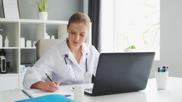 Doutor Trabalha Consultório Médico Mulher Casaco Branco Local Trabalho Uma — Vídeo de Stock