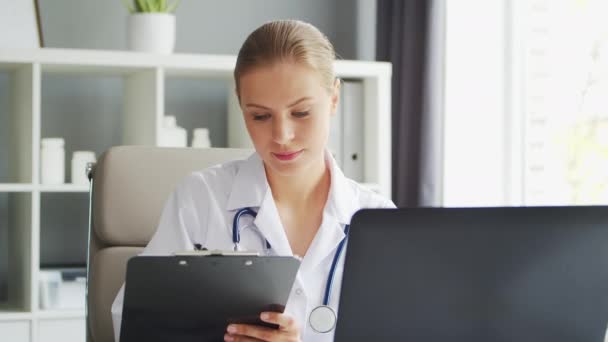 医生在医务室工作 穿白衣的女人医院或诊所的专业女性治疗师的工作场所 医疗及医疗的概念 — 图库视频影像
