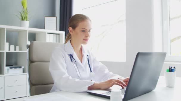 Γιατρός Δουλεύει Στο Ιατρικό Γραφείο Γυναίκα Λευκό Παλτό Χώρος Εργασίας — Αρχείο Βίντεο