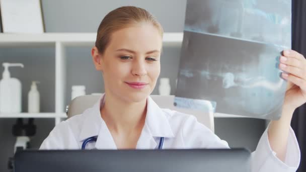 Doktorn Jobbar Läkarmottagningen Kvinna Vit Rock Arbetsplats För Professionell Kvinnlig — Stockvideo