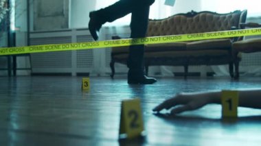 Dedektif Suç Mahalli 'nde Kanıt Topluyor. Adli Tıp Uzmanları Ölü Bir Kişinin Evinde Uzman Yapıyor. Profesyonel Polis Memuru 'nun Cinayet Soruşturması.