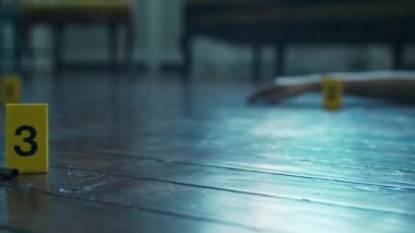 Bir Ölenler Evi 'nde Bir Olay Yeri İnceleme. Ölü adam, Polis Hattı, İpuçları ve Kanıtlar. Seri katil ve dedektif soruşturması kavramı.