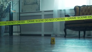 Bir Ölenler Evi 'nde Bir Olay Yeri İnceleme. Ölü adam, Polis Hattı, İpuçları ve Kanıtlar. Seri katil ve dedektif soruşturması kavramı.