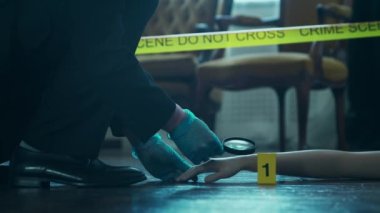 Dedektif Suç Mahalli 'nde Kanıt Topluyor. Adli Tıp Uzmanları Ölü Bir Kişinin Evinde Uzman Yapıyor. Profesyonel Polis Memuru 'nun Cinayet Soruşturması.