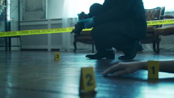 Detective Recogiendo Pruebas Una Escena Del Crimen Especialistas Forenses Haciendo — Vídeos de Stock