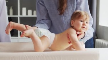 Doktor muayenehanede çalışıyor. Beyaz Önlüklü Kadın. Bir hastanede ya da klinikte profesyonel bir kadın terapistin işyeri. Sağlık ve Tıp Konsepti.