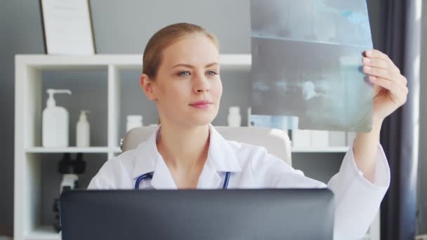 Dokter Werkt Bij Medische Dienst Een Vrouw Een Witte Jas — Stockvideo