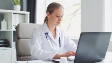 Doktor muayenehanede çalışıyor. Beyaz Önlüklü Kadın. Bir hastanede ya da klinikte profesyonel bir kadın terapistin işyeri. Sağlık ve Tıp Konsepti.