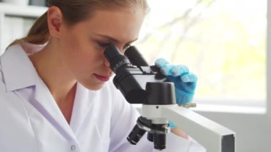 Kadın doktor, ekipman ve teknolojileri kullanarak modern bir bilim laboratuarında çalışıyor. Bilim adamı araştırma yapar ve yeni aşılar geliştirir. Bilim ve sağlık konsepti.