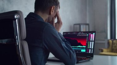 Kripto Para Tüccarı iş yerinde bir bilgisayarın önünde. Hisse Düzeltme Çizelgesi ile birlikte dizüstü bilgisayar monitörü. İş, Borsa ve Kripto Ticareti Konsepti.