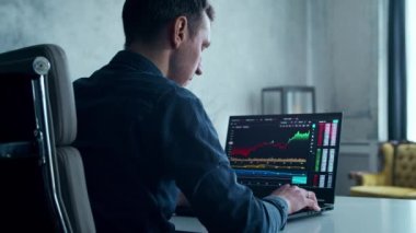 Kripto Para Tüccarı iş yerinde bir bilgisayarın önünde. Hisse Kâr grafiği olan dizüstü bilgisayar monitörü. İş, Borsa ve Kripto Ticareti Konsepti.