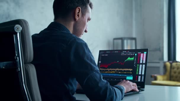 Cryptocurrency Trader His Workplace Front Computer Laptop Monitor Stock Profit — Stock Video