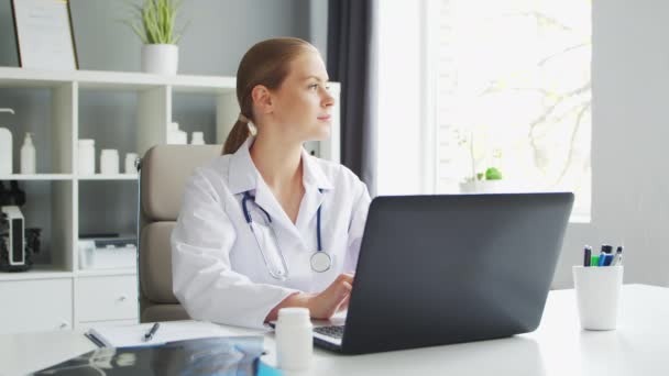 Doutor Trabalha Consultório Médico Mulher Casaco Branco Local Trabalho Uma — Vídeo de Stock