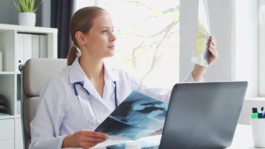 Doktor muayenehanede çalışıyor. Beyaz Önlüklü Kadın. Bir hastanede ya da klinikte profesyonel bir kadın terapistin işyeri. Sağlık ve Tıp Konsepti.