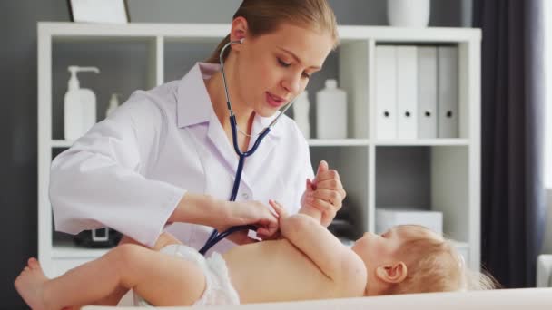 Doctor Trabaja Oficina Médica Mujer Capa Blanca Lugar Trabajo Una — Vídeo de stock