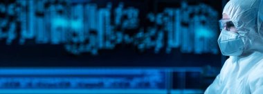 Profesyonel bilim adamı, mikro elektronik ve işlemcilerin araştırılması ve geliştirilmesi için modern bir bilim laboratuvarında çalışıyor. Mikroişlemci imalat işçisi bilgisayar teknolojisi kullanıyor.