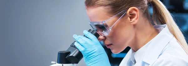 Kvinnlig Läkare Arbetar Ett Modernt Vetenskapligt Laboratorium Med Utrustning Och — Stockfoto