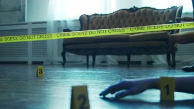 Dedektif Suç Mahalli 'nde Kanıt Topluyor. Adli Tıp Uzmanları Ölü Bir Kişinin Evinde Uzman Yapıyor. Profesyonel Polis Memuru 'nun Cinayet Soruşturması.